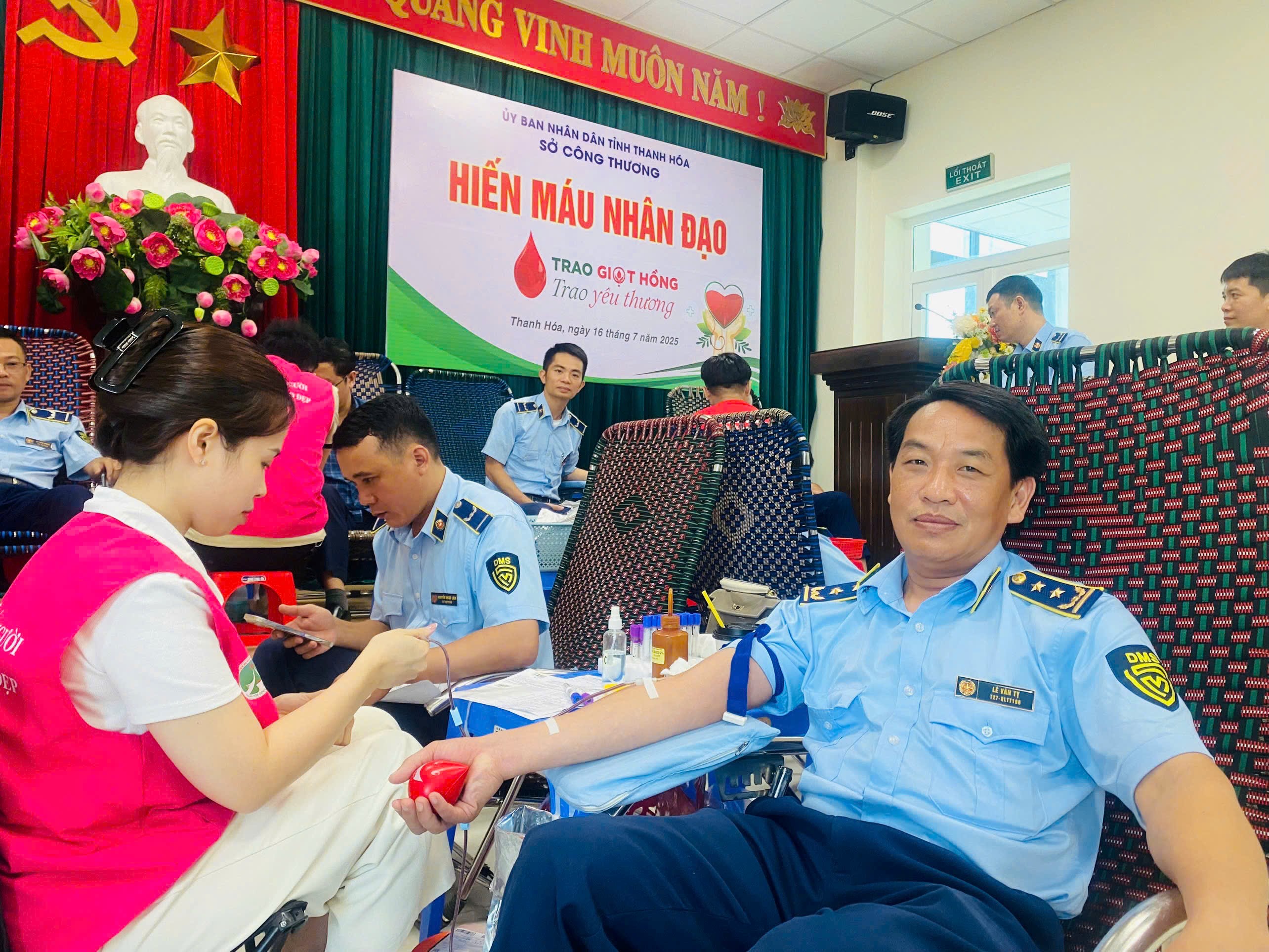 Chi cục QLTT tỉnh Thanh Hóa hưởng ứng chương trình “Hành trình Đỏ - Trao giọt hồng, trao yêu thương” lần thứ XIII, năm 2025